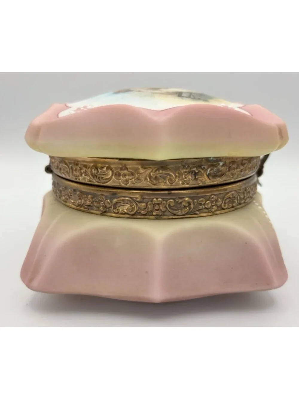 Nakara-C.F. Monroe, Burmese Color-Kate Greenaway Dresser Box 4" - Picture 5 of 10